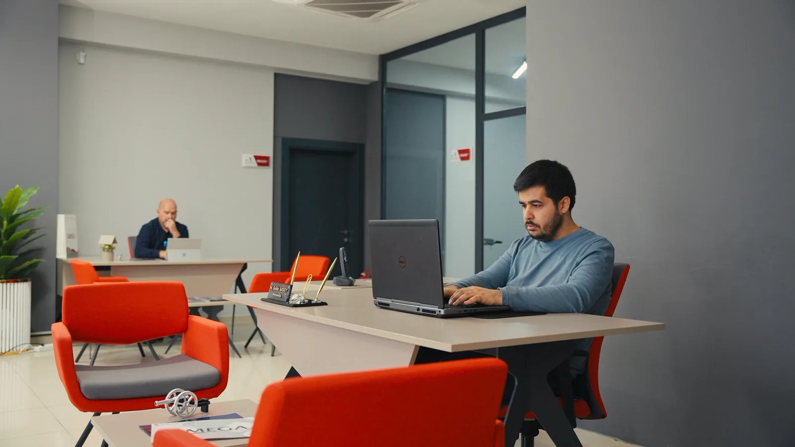 EC POWER ofis çalışma alanı