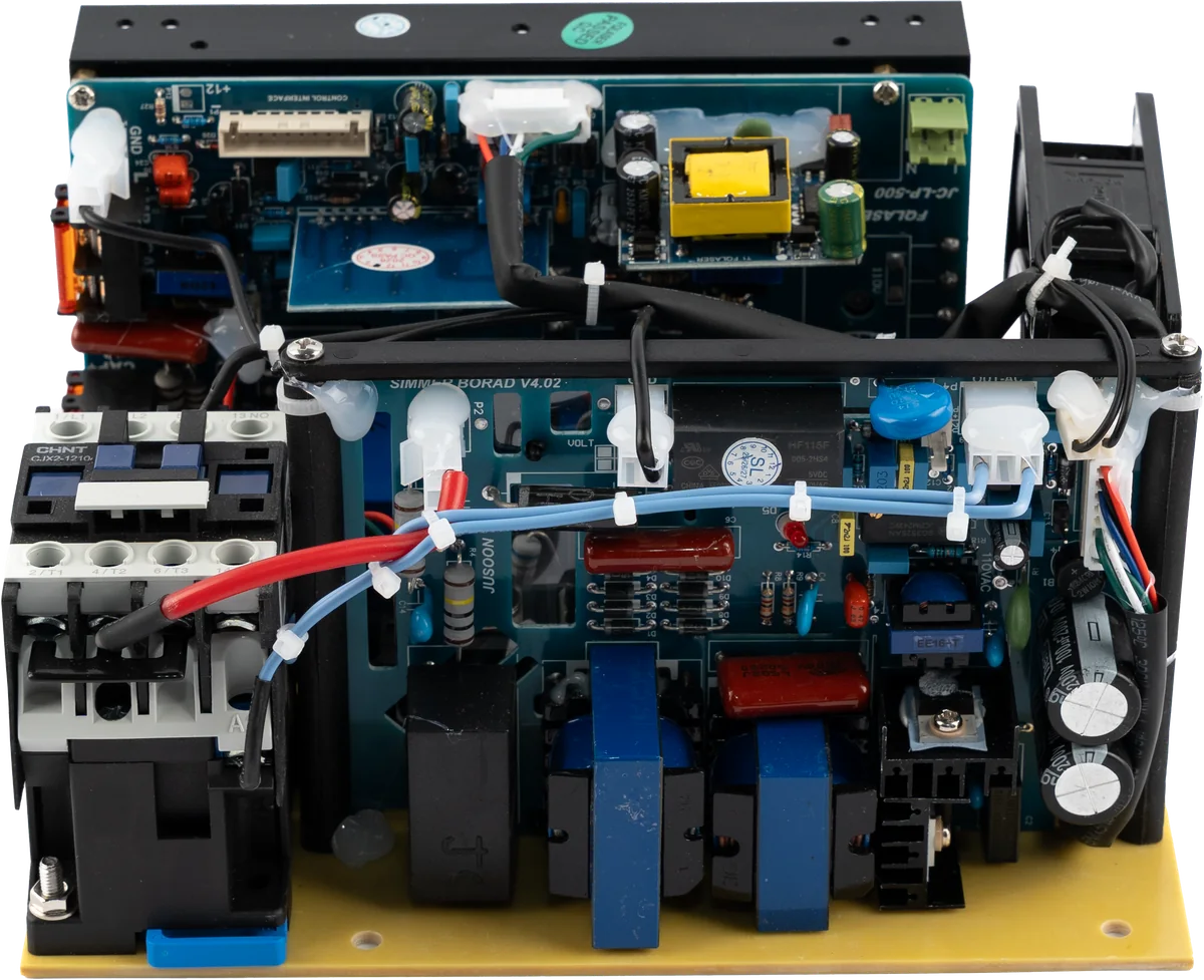 ND-YAG / Q-SWITCH POWER — Açık çerçeve kart, üstten görünüm. Şarj katı, tetikleme devresi ve enerji yolunu yöneten kontaktör aynı şase üzerinde.